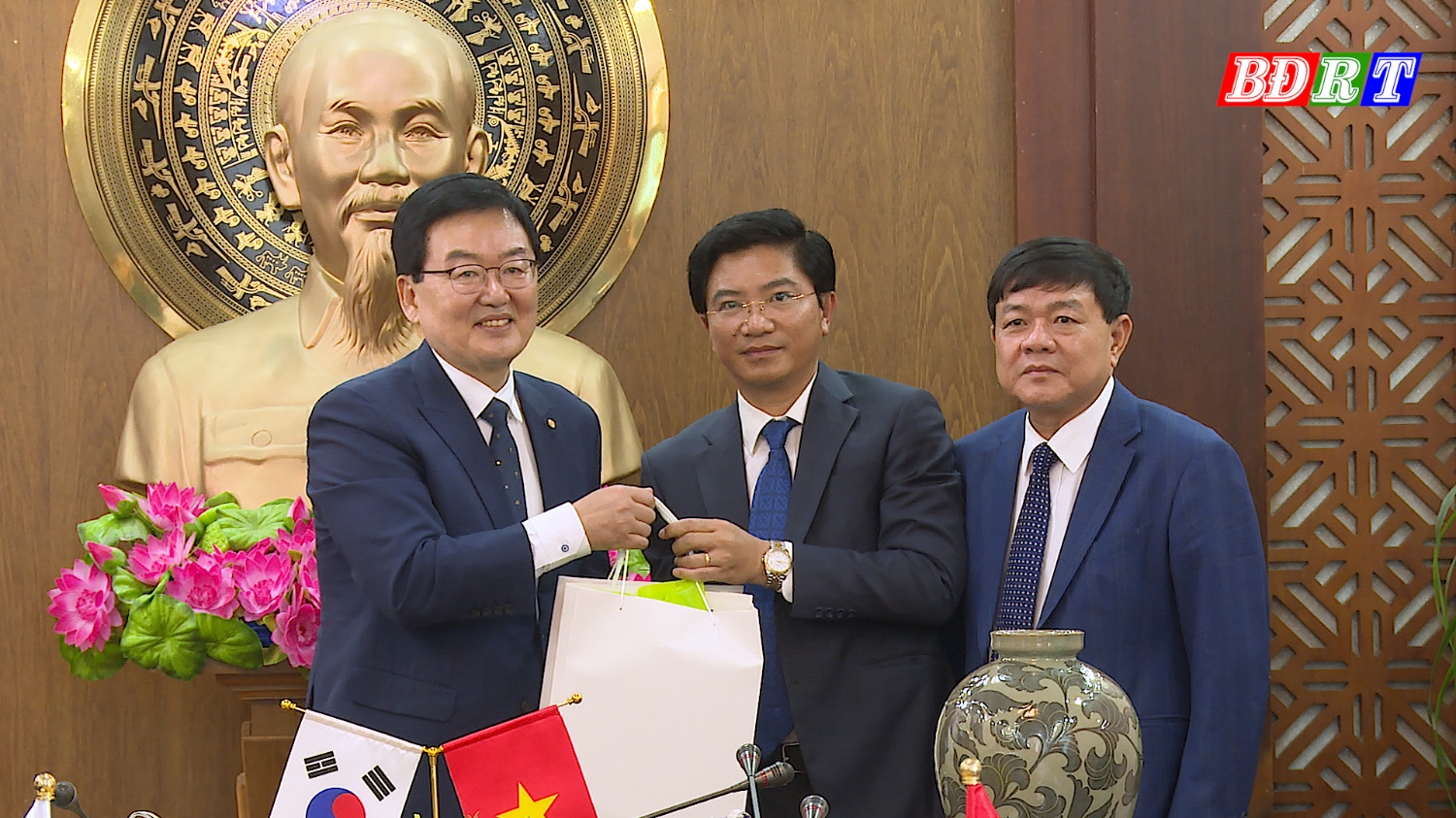 Ông Trương An Ninh, Uỷ viên thường vụ Tỉnh ủy, Bí thư Thị ủy tặng quà lưu niệm cho ông Quận trưởng Mun In