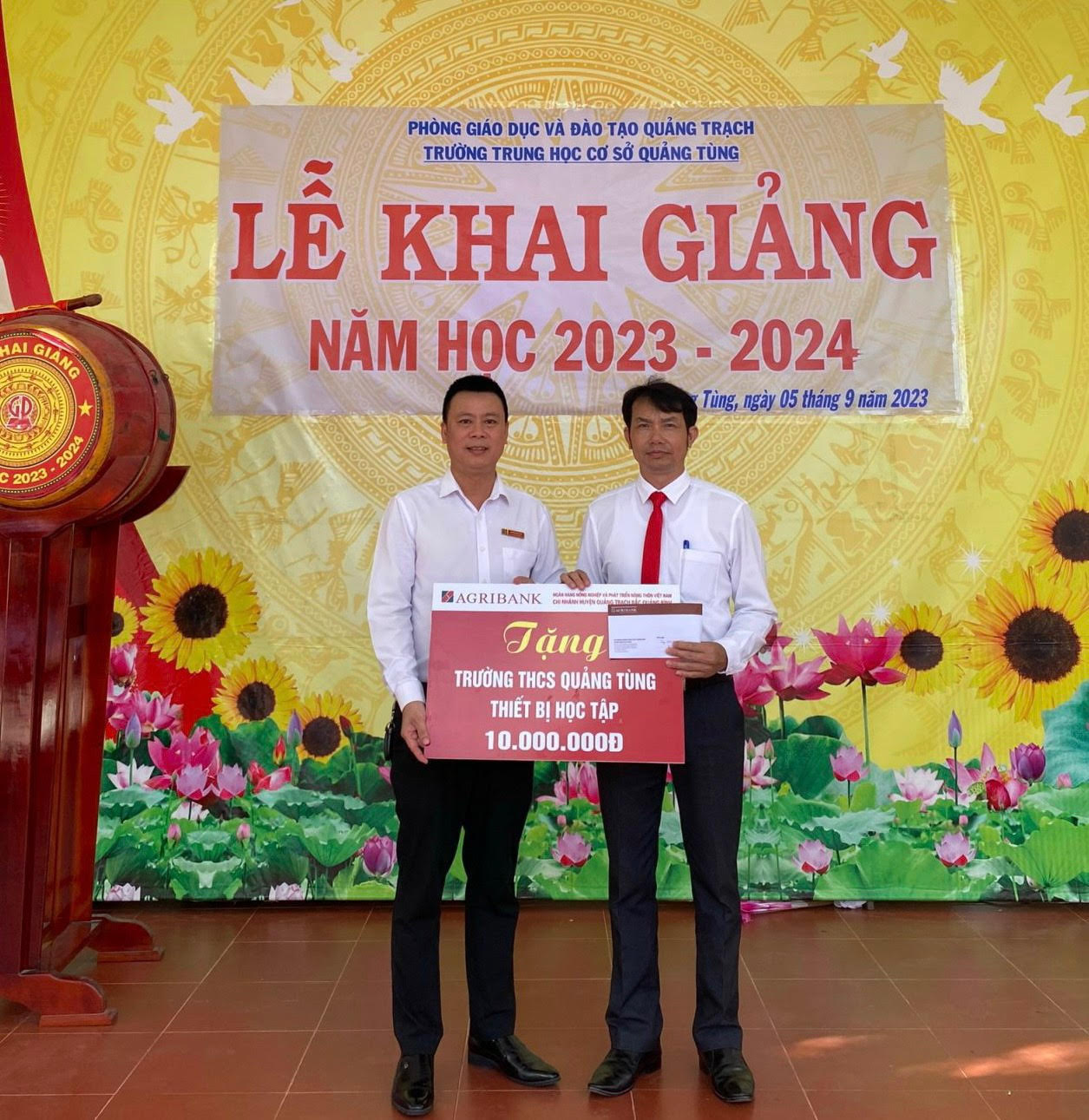 Agribank Chi nhánh Quảng Trạch Bắc Quảng Bình hỗ trợ trường THCS Quảng Tùng mua thiết bị dạy học