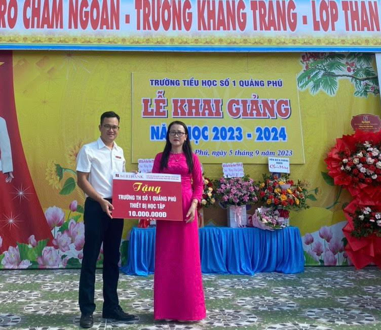 Agribank Chi nhánh Quảng Trạch Bắc Quảng Bình hỗ trợ trường Tiểu học số 1 Quảng Phú mua thiết bị dạy học