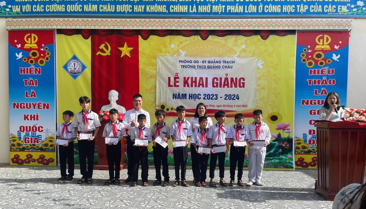 Agribank Chi nhánh Quảng Trạch Bắc Quảng Bình tặng quà cho các em học sinh có hoàn cảnh khó khăn trường THCS Quảng Châu
