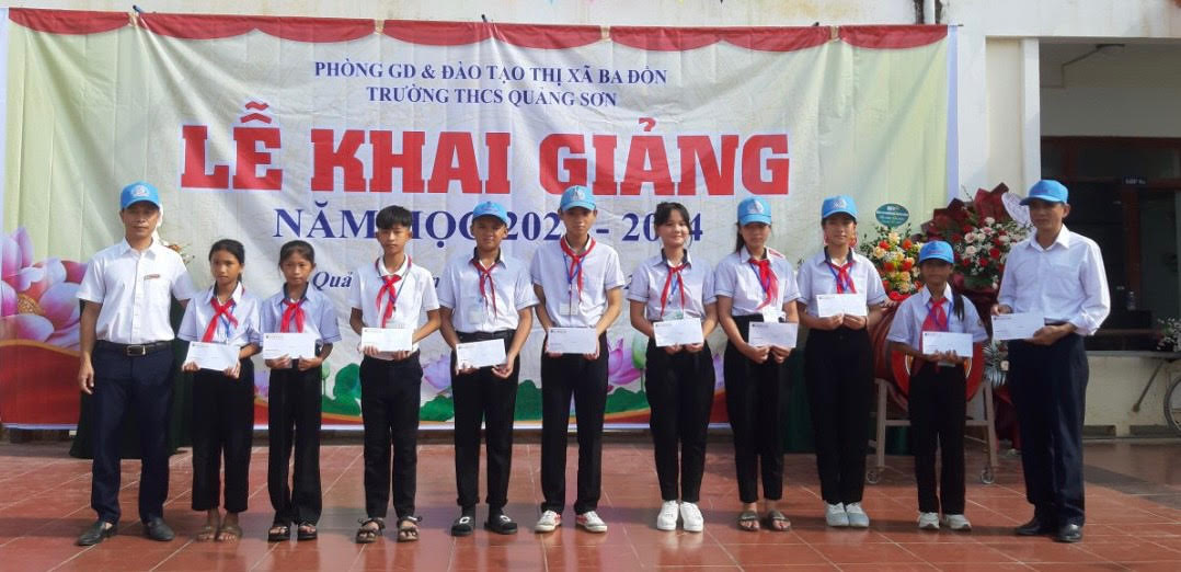 Agribank Chi nhánh Quảng Trạch Bắc Quảng Bình tặng quà cho các em học sinh có hoàn cảnh khó khăn trường THCS Quảng Sơn