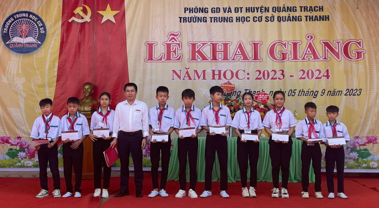Agribank Chi nhánh Quảng Trạch Bắc Quảng Bình tặng quà cho các em học sinh có hoàn cảnh khó khăn trường THCS Quảng Thanh