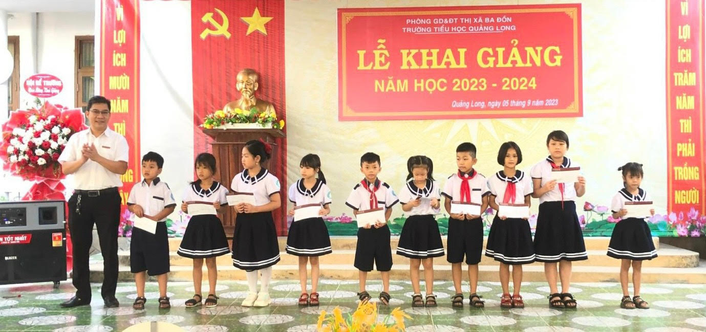 Agribank Chi nhánh Quảng Trạch Bắc Quảng Bình tặng quà cho các em học sinh trường Tiểu học Quảng Long