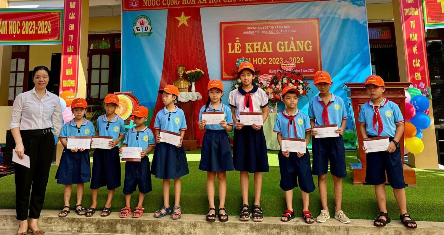 Agribank Chi nhánh Quảng Trạch Bắc Quảng Bình trao tặng quà cho học sinh có hoàn cảnh khó khăn tại Trường TH Quảng Phúc.
