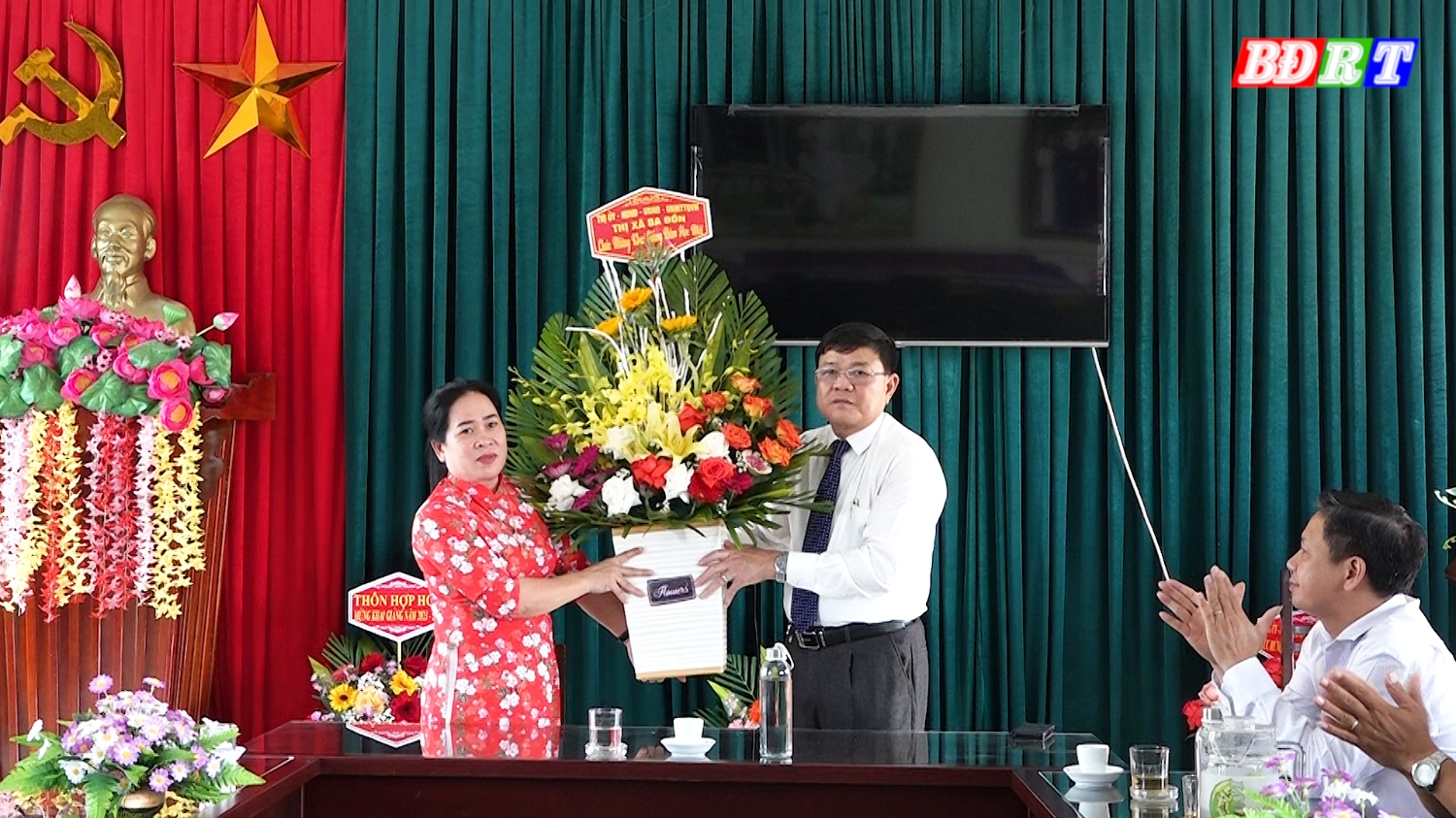Đồng chí Chủ tịch UBND thị xã Đoàn Minh Thọ đã tặng hoa chúc mừng cô và trò trường TH số 2 Quảng Hòa