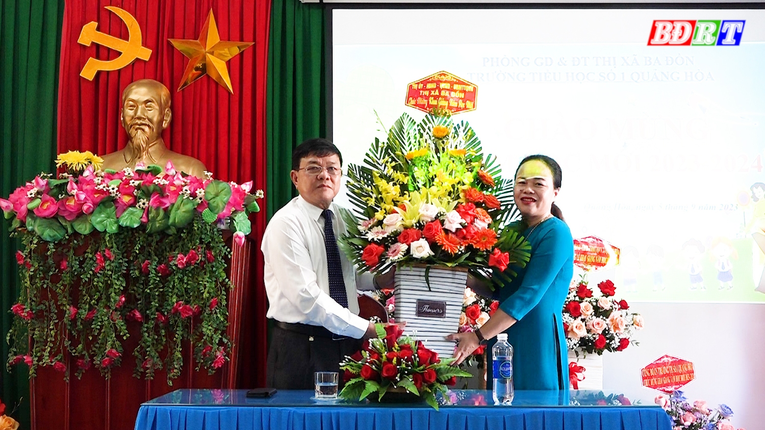 Đồng chí Chủ tịch UBND thị xã Đoàn Minh Thọ đã tặng hoa chúc mừng trường TH Số 1 Quảng Hòa