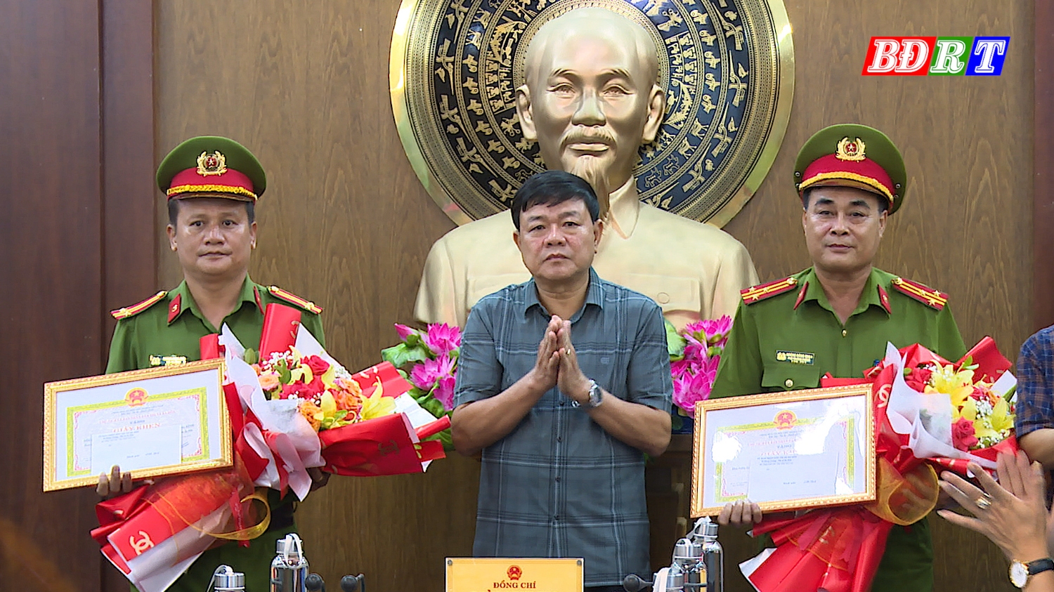 Đồng chí Chủ tịch UBND thị xã Đoàn Minh Thọ khen thưởng 2 tập thể