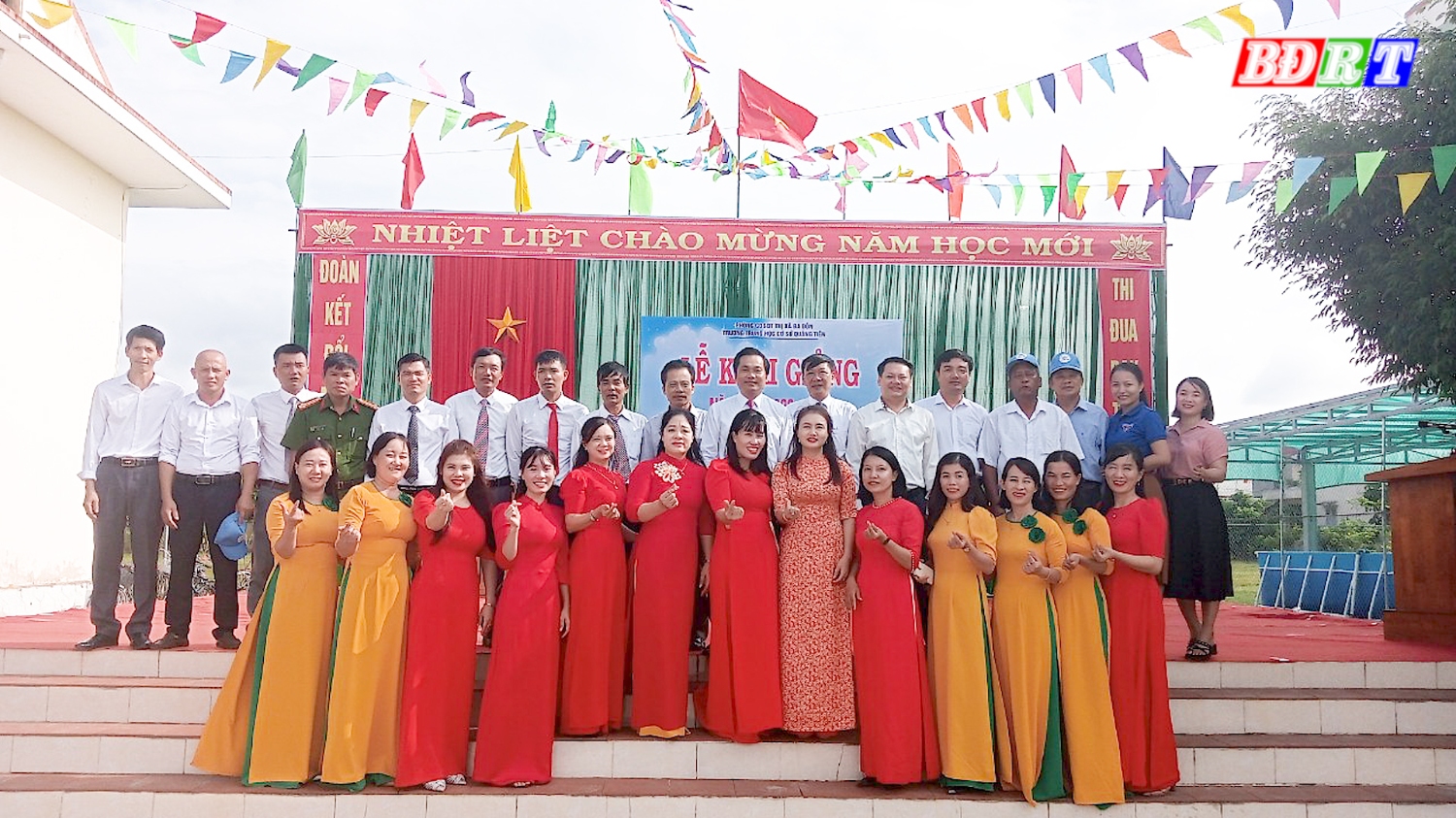 Đồng chí Nguyễn An Bình CT UBMTTQVN thị xã chụp ảnh lưu niệm với cán bộ, giáo viên nhà trường