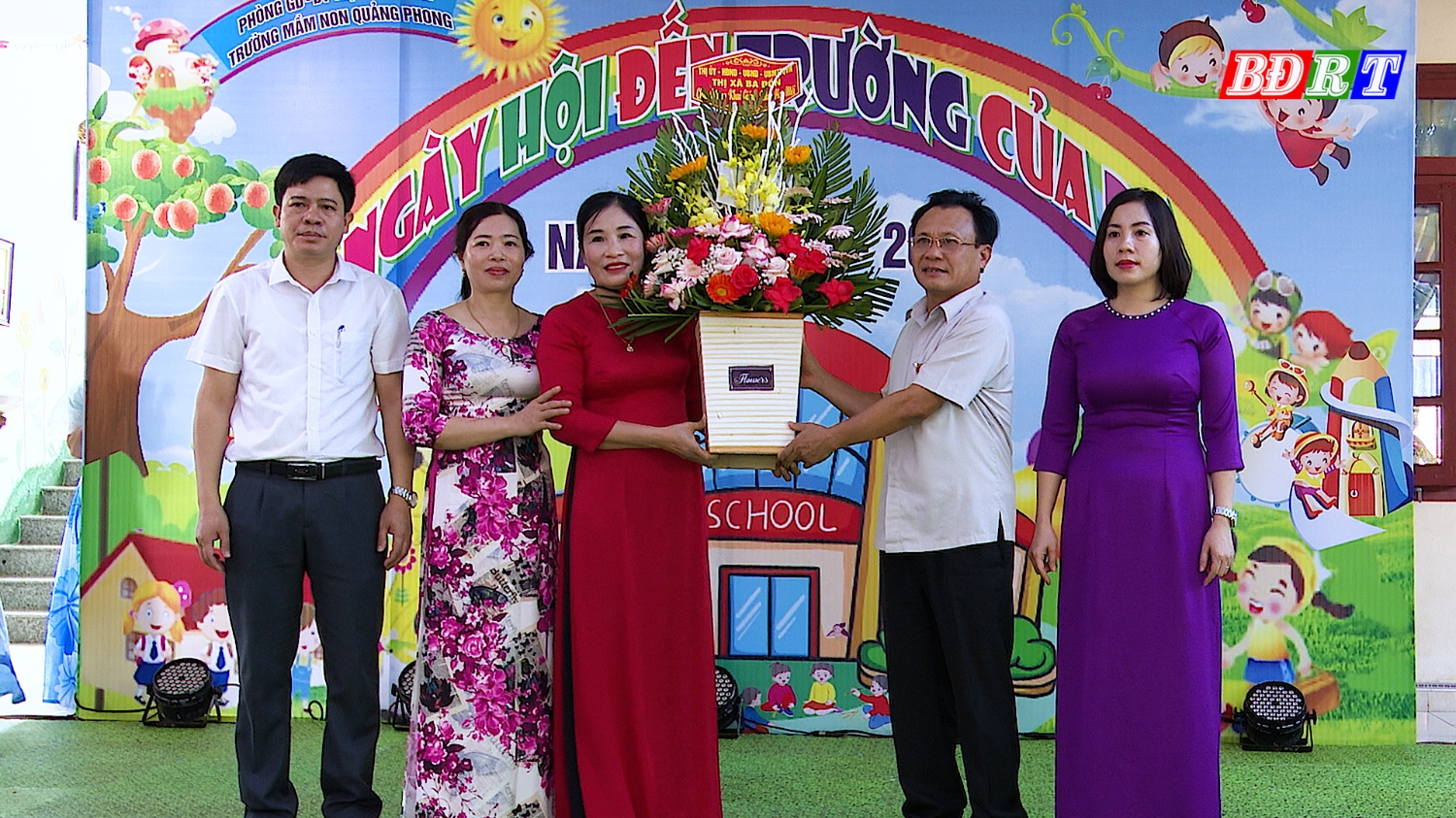 Đồng chí Phạm Duy Quang Phó Bí thư Thường trực Thị ủy tặng hoa chúc mừng năm học mới trường mầm non Quảng Phong