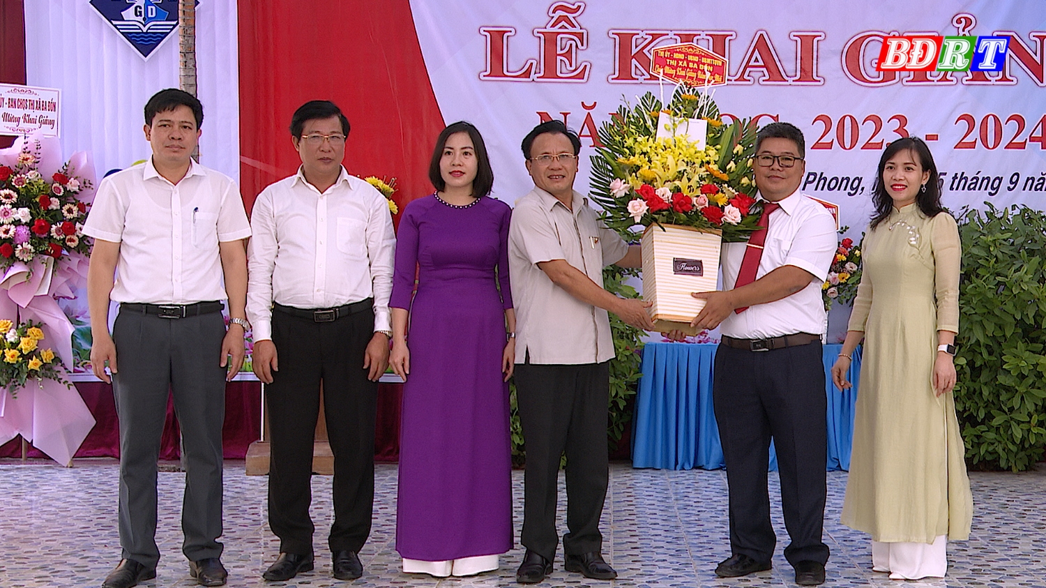Đồng chí Phạm Duy Quang, Phó Bí thư Thường trực Thị ủy tặng hoa chúc mừng trường THCS Quảng Phong