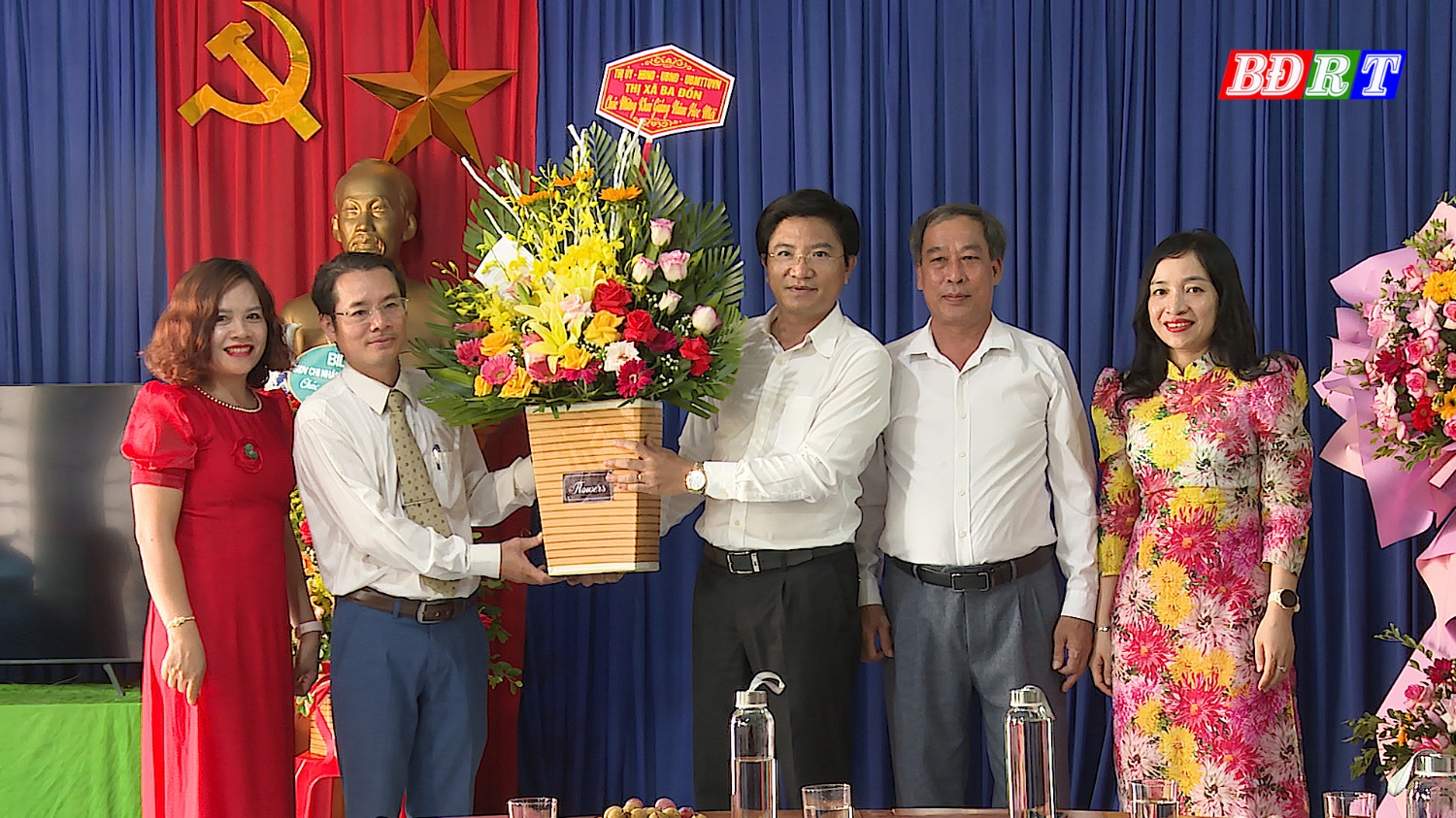 Đồng chí Trương An Ninh – UVTV Tỉnh ủy Bí thư Thị ủy Ba Đồn tặng hoa chúc mừng trường TH Quảng Sơn