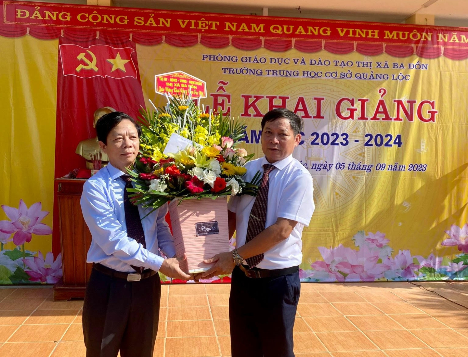 Đồng chí Trưởng Ban Tuyên giáo Thị ủy tặng hoa chúc mừng nhà trường