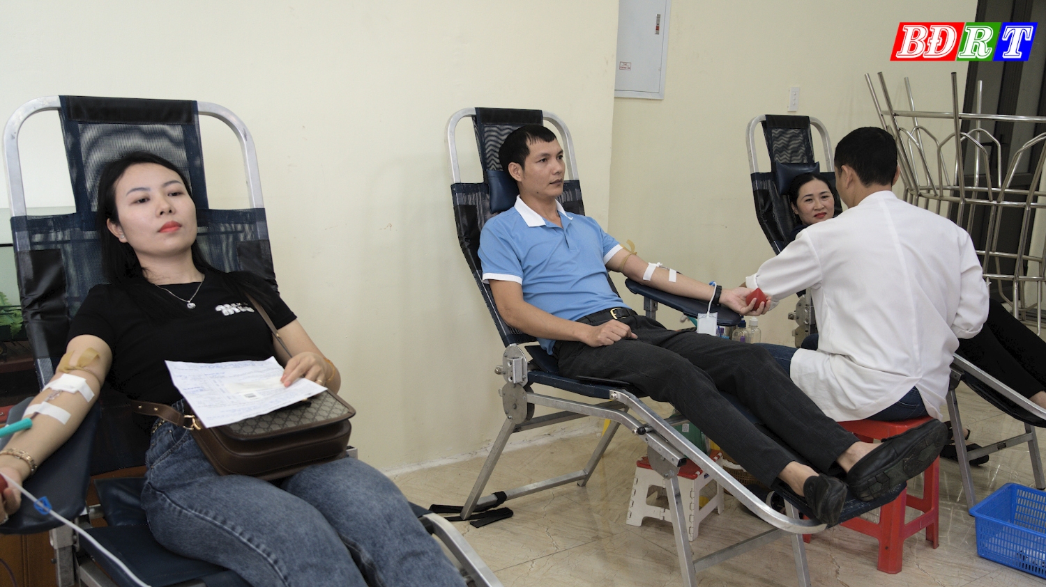 Đông đảo lực lượng công nhân viên chức tham gia hiến máu