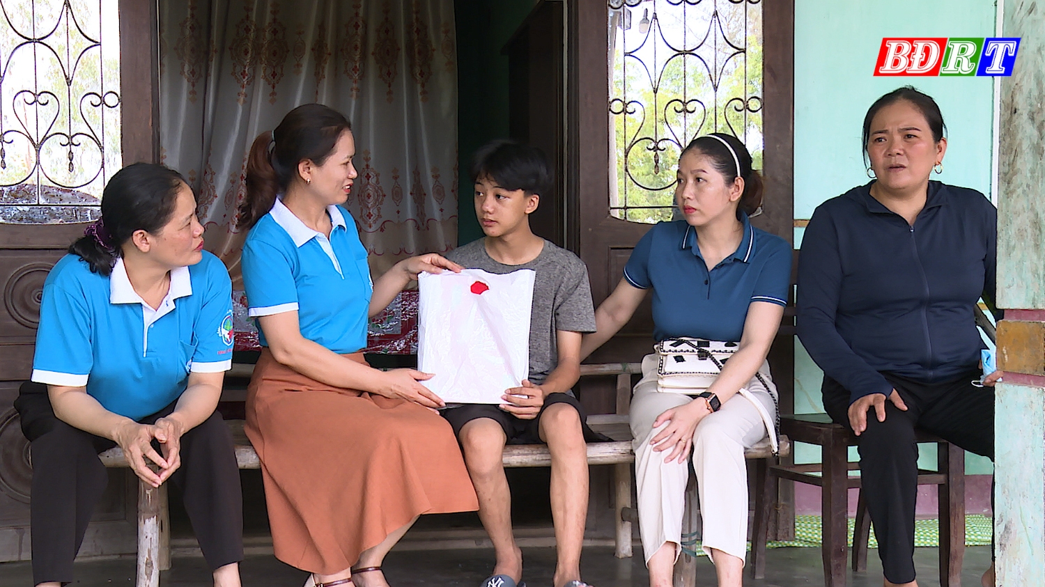 Hội phụ nữ phường Quảng Thuận trao quà hỗ trợ cho các em mồ côi trên địa bàn