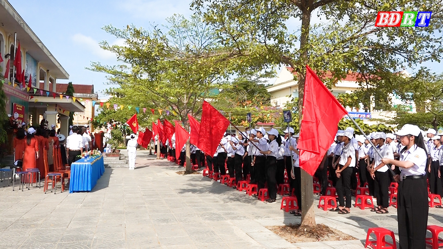 Lễ chào cờ tại Lễ khai giảng năm học mới tại trường THCS Quảng Hòa