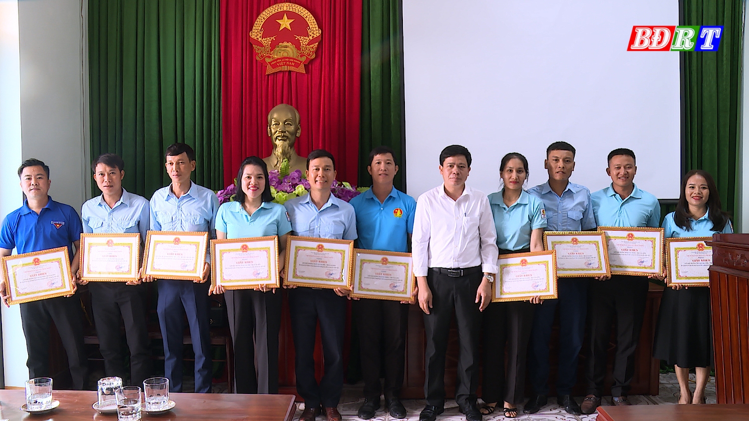 hiều tập thể và cá nhân có thành tích xuất sắc trong công tác đội và phong trào thanh thiếu nhi được nhận giấy khen của UBND thị xã Ba Đồn
