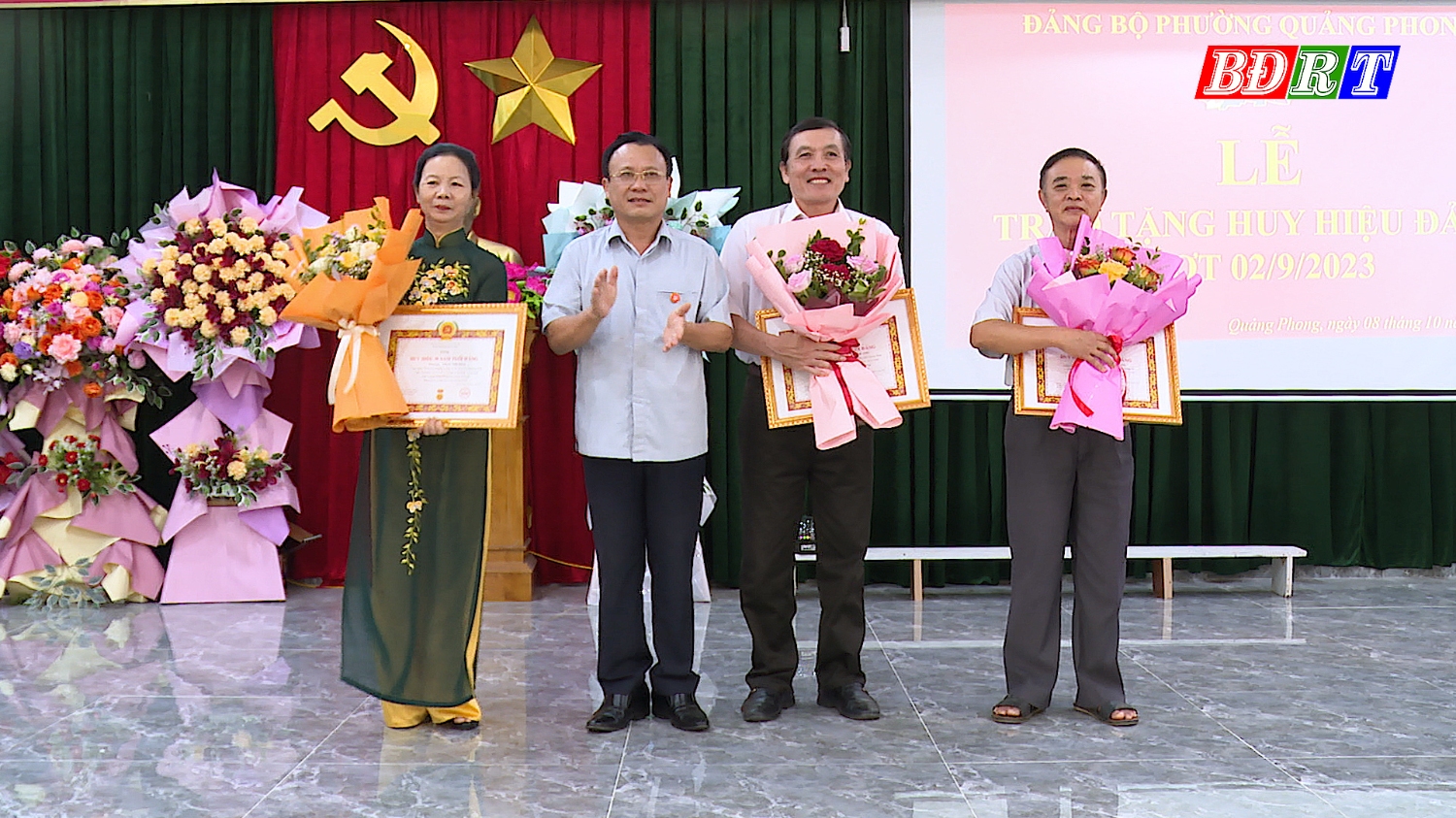 03 Đảng viên vinh dự được nhận Huy hiệu 30 năm, 40 năm và 50 năm tuổi Đảng