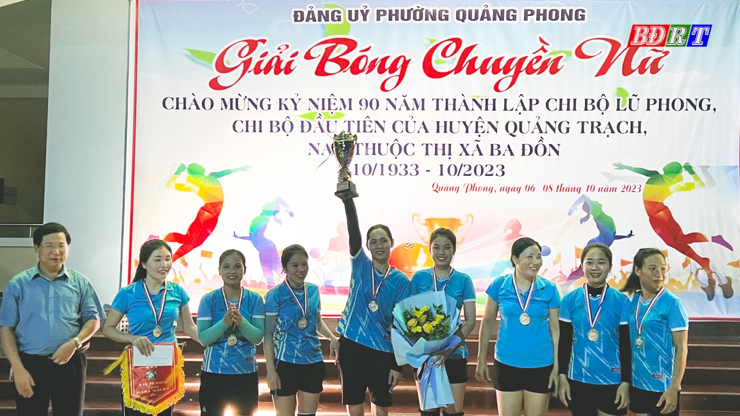 BTC trao giải Nhất cho đội bóng chuyền nữ trường Mầm non Quảng Phong