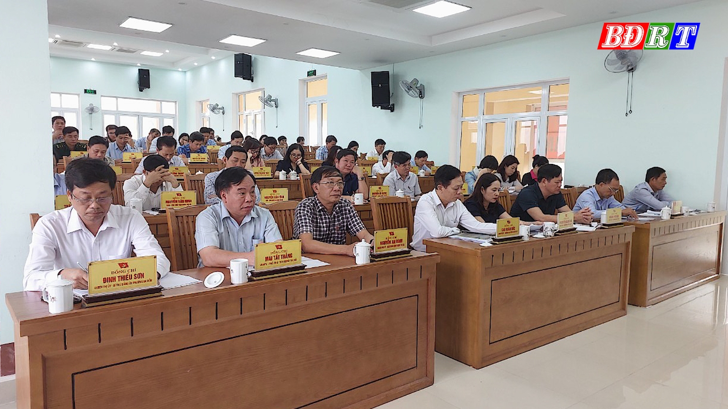 Đại biểu tham dự hội nghị Ban Chấp hành đảng bộ thị xã Ba Đồn