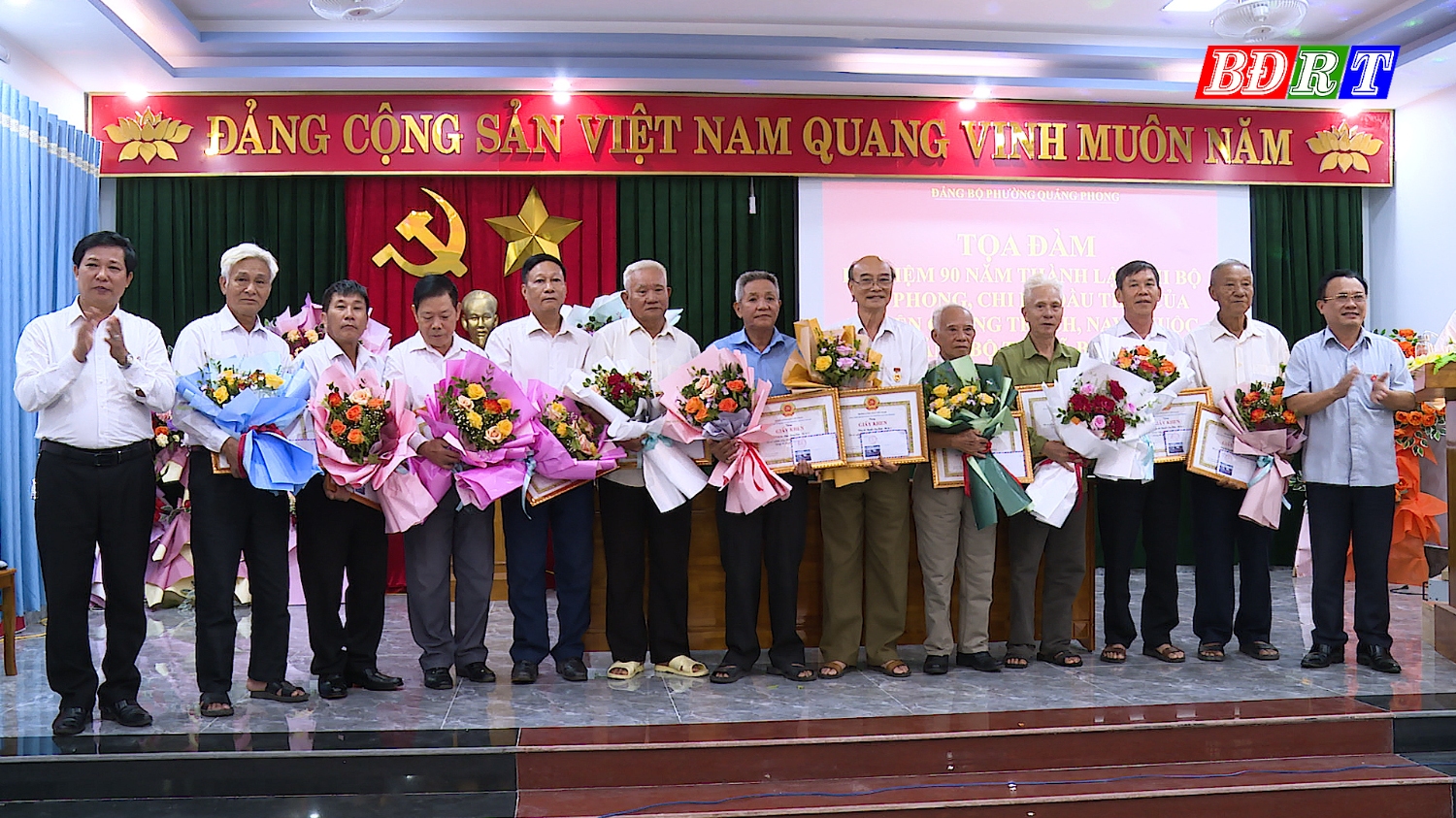 Đảng bộ phường Quảng Phong tặng giấy khen cho 13 cá nhân vì đã có nhiều cống hiến trong công tác xây dựng Đảng bộ phường Quảng Phong