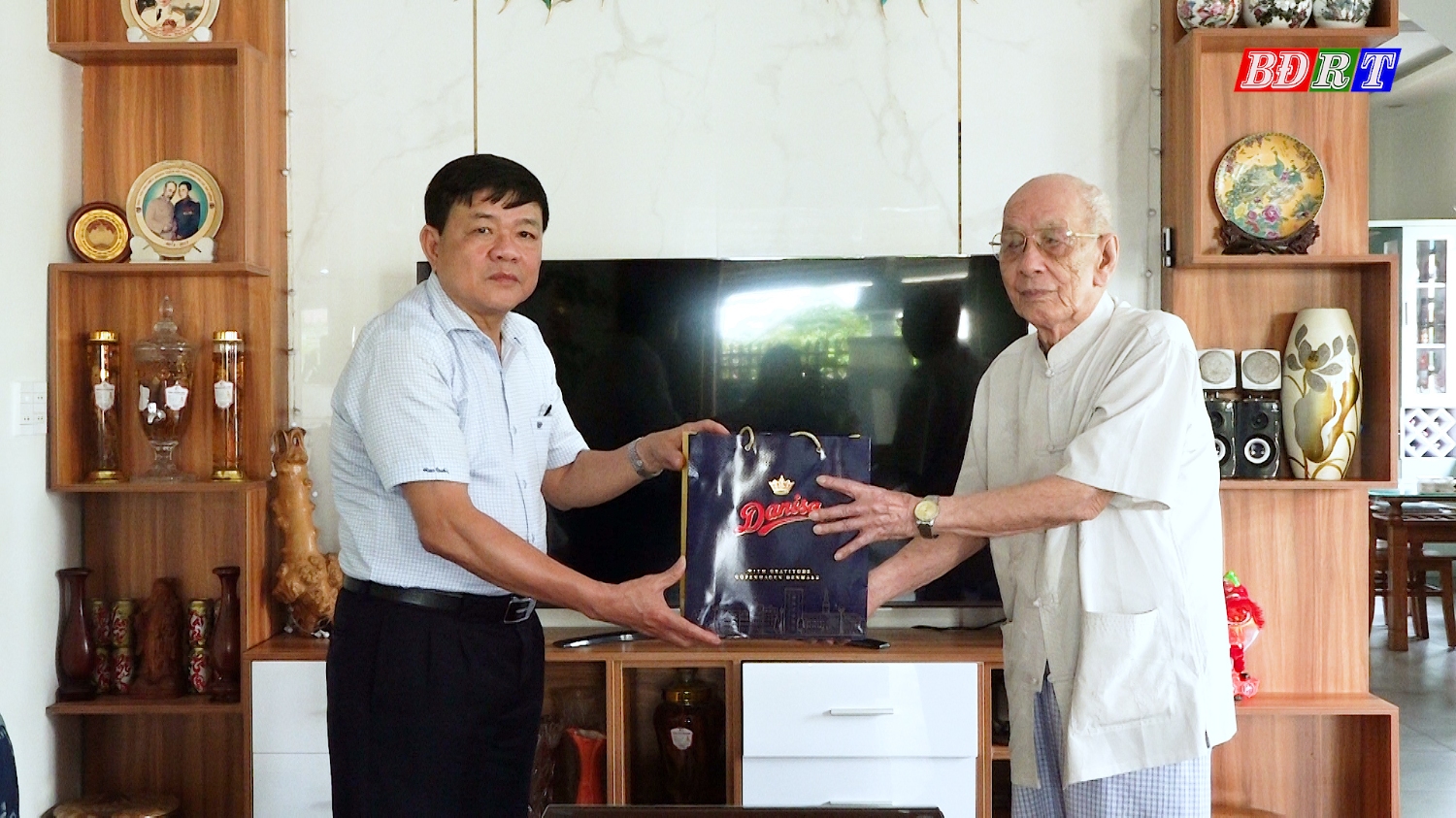 Đồng chí Chủ tịch UBND thị xã thăm, tặng quà cho ông Nguyễn Văn Hiền