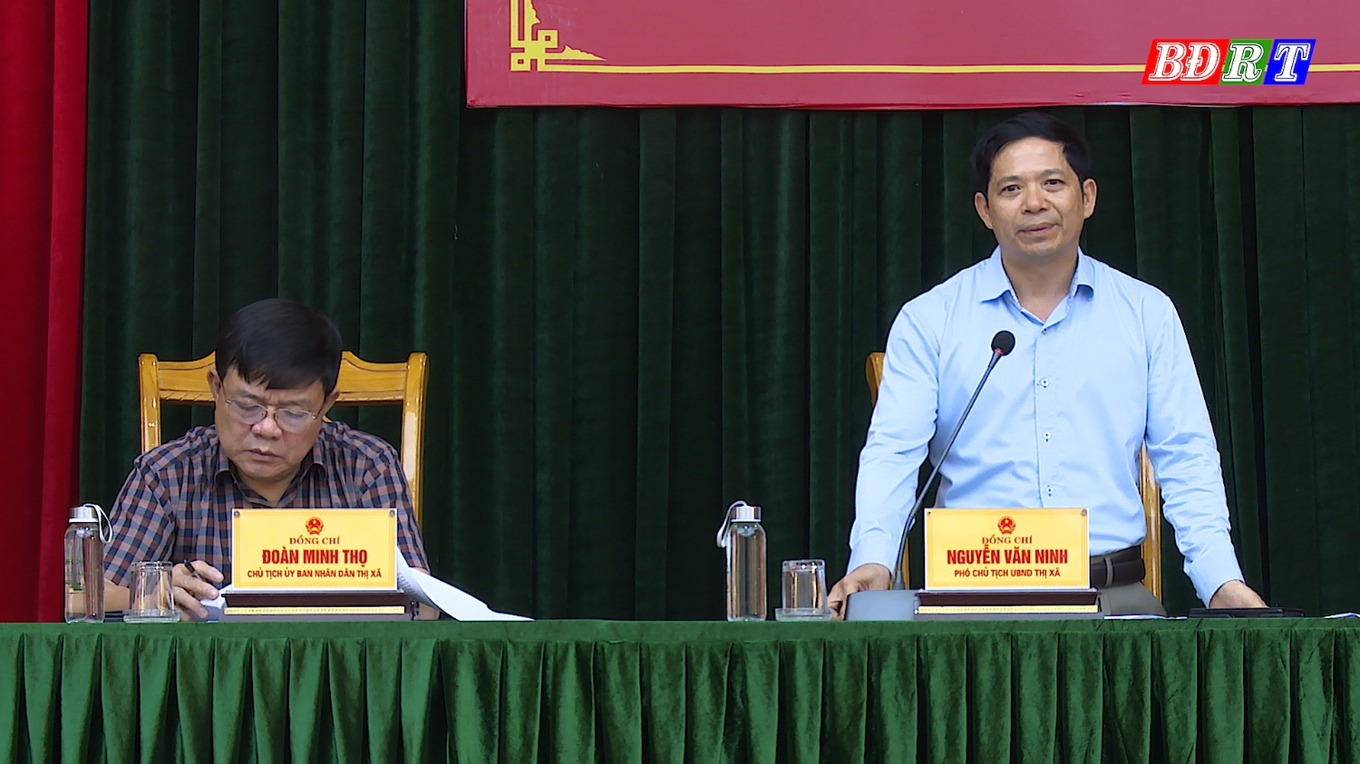 đồng chí Nguyễn Văn Ninh PCT UBND thị xã điều hành phiên thảo luận tại hội nghị