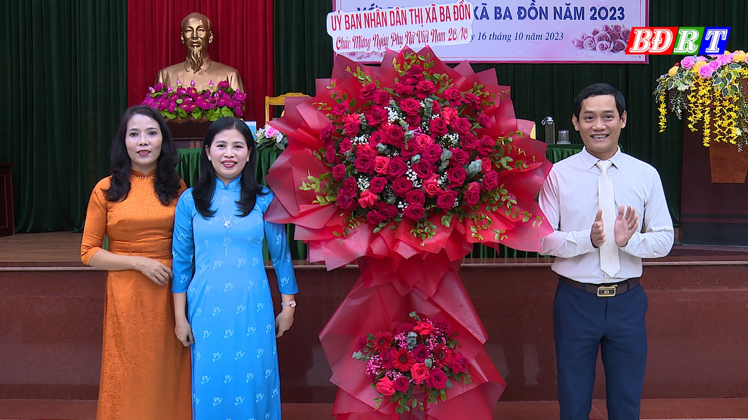 Đồng chí Nguyễn Văn Tình Phó Chủ tịch UBND thị xã tặng hoa chúc mừng hội LHPN thị xã