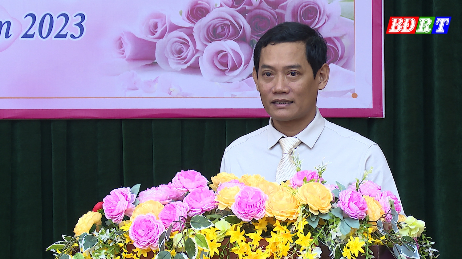 Đồng chí Nguyễn Văn Tình Phó Chủ tịch UBND thị xã trả lời những ý kiến, kiến nghị của cán bộ, hội viên phụ nữ