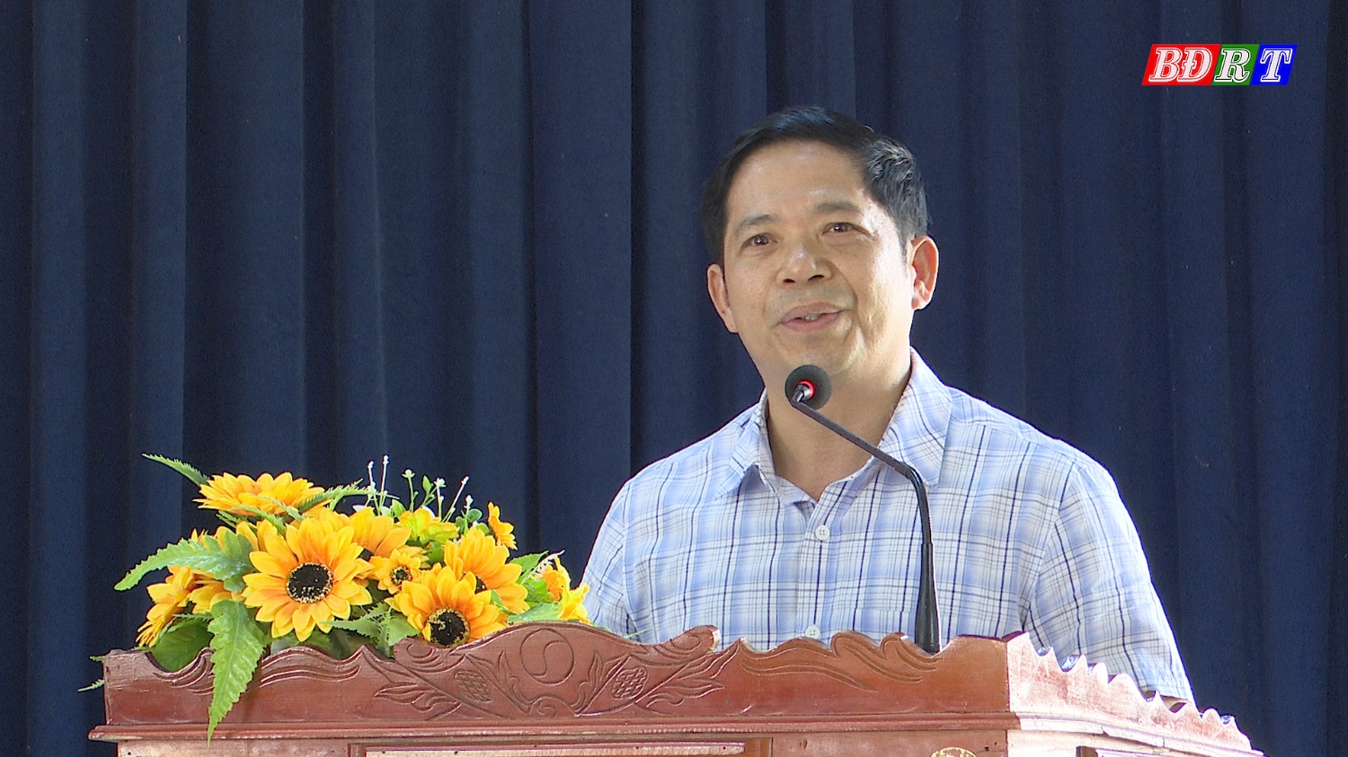 Đồng chí PCT UBND thị xã Ba Đồn Nguyễn Văn Ninh giải đáp các kiến nghị của cử tri