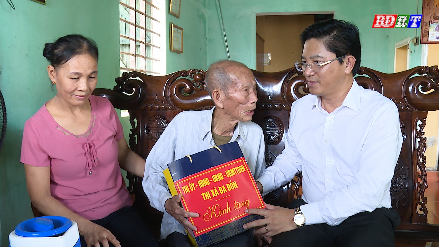 Đồng chí Trương An Ninh UVTV Tỉnh ủy Bí thư Thị ủy Ba Đồn đã đến thăm, tặng quà quà ông Trần Tình, cán bộ lão thành cách mạng, TDP Chính Trực, phường Quảng Long (1)