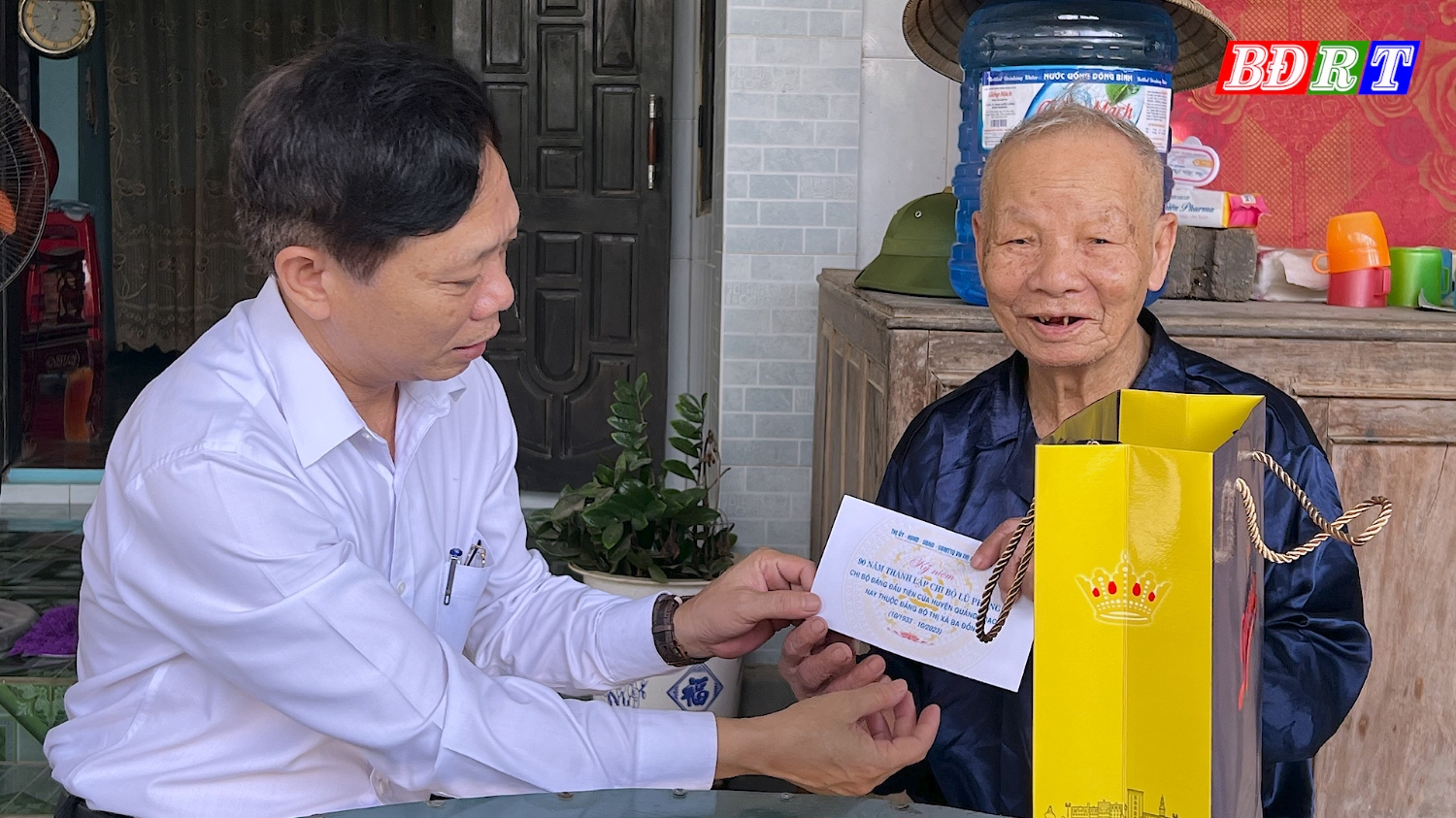 Đồng chí Trưởng Ban Tuyên giáo Thị ủy Ba Đồn thăm, tặng quà cán bộ lão thành cách mạng nhân kỷ niệm 90 năm thành lập Chi bộ Lũ Phong