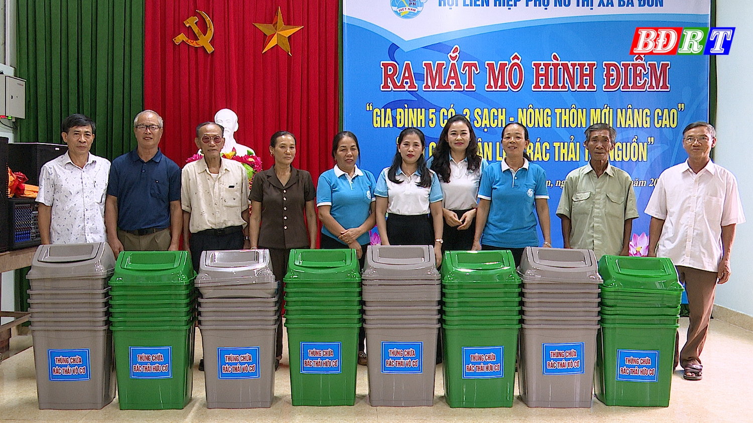 Hội LHPN thị xã và Phòng Tài nguyên và Môi trường thị xã Ba Đồn trao thùng rác hỗ trợ cho các hộ gia đình, thôn Vân Bắc
