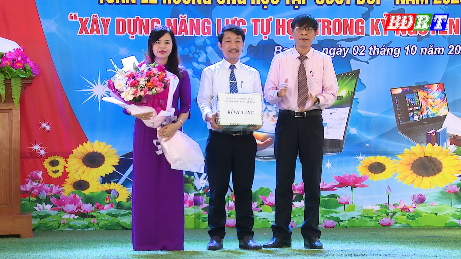 Lãnh đạo Sở GD &ĐT tặng hoa chúc mừng trường THCS Quảng Long