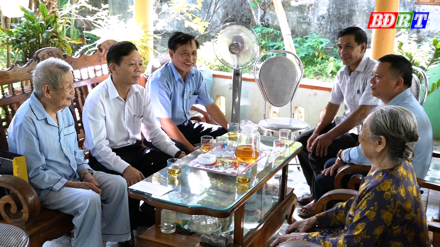 Tại các gia đình đến thăm, đồng chí Trưởng Ban Tuyên giáo Thị ủy Ba Đồn đã ân cần thăm hỏi sức khỏe của các Đảng viên cao tuổi
