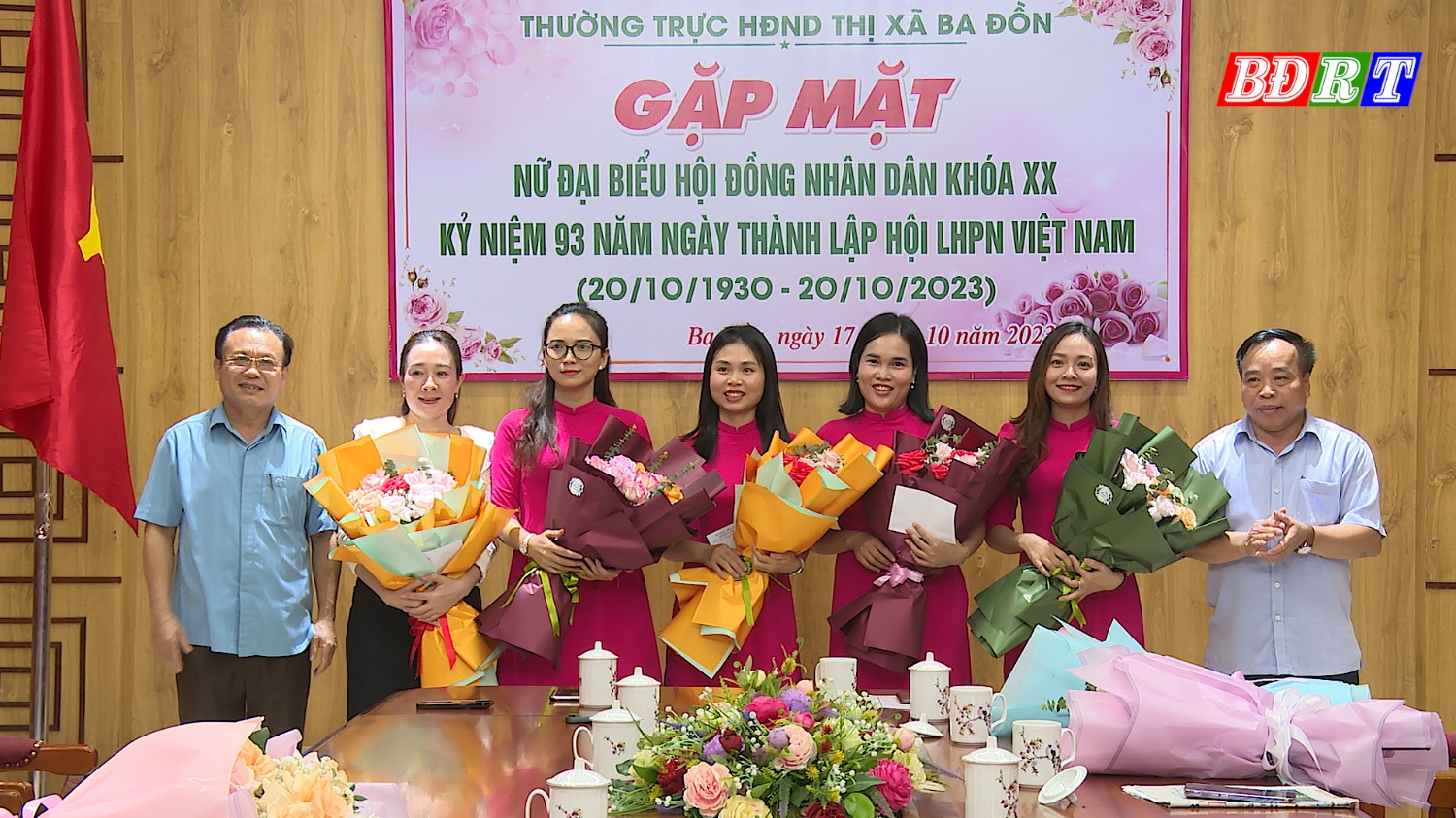 Tặng quà cho chị em Phụ nữ nhân kỷ niệm 93 năm ngày thành lập phụ nữ Việt Nam 20 10