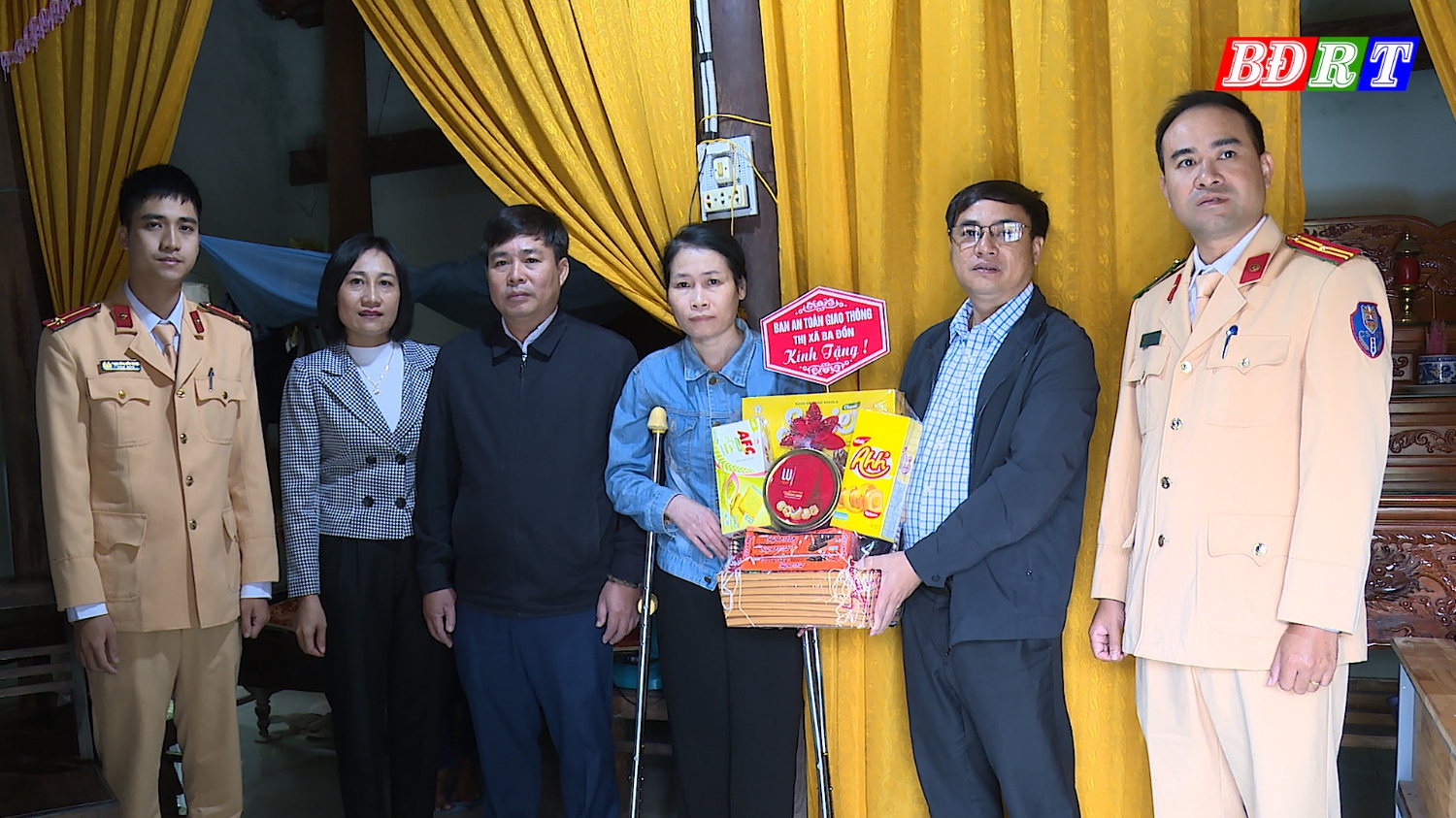Ban An toàn giao thông thị xã Ba Đồn thăm hỏi, động viên nạn nhân tai nạn giao thông là bà Trần Thị Tịnh, thôn Nam Minh Lệ, xã Quảng Minh