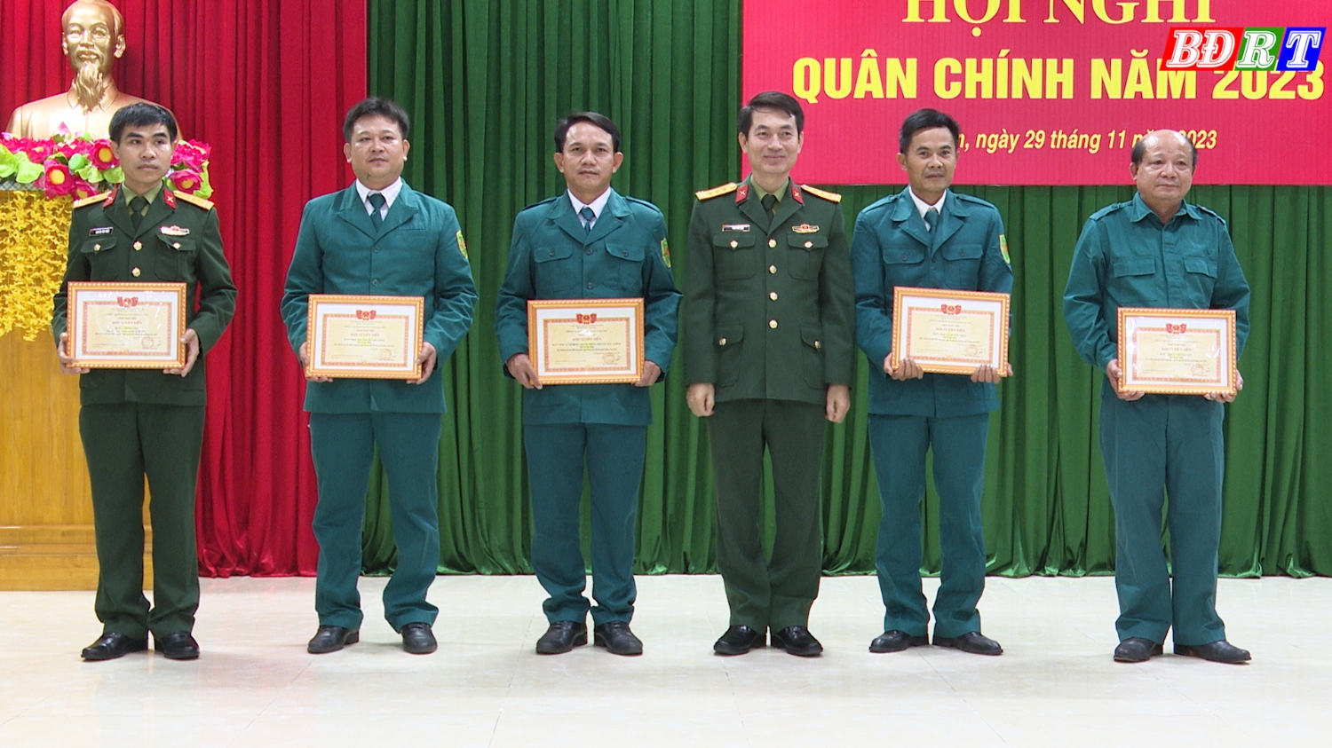 Bộ CHQS tỉnh tặng danh hiệu Đơn vị tiên tiến cho 04 tập thể và 02 cá nhân được tặng danh hiệu Chiến sỹ tiên tiến