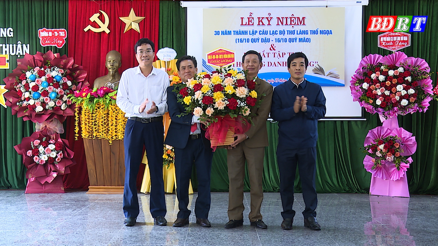 Đại diện lãnh đạo phường tặng hoa chúc mừng Câu lạc bộ thơ làng Thổ Ngọa