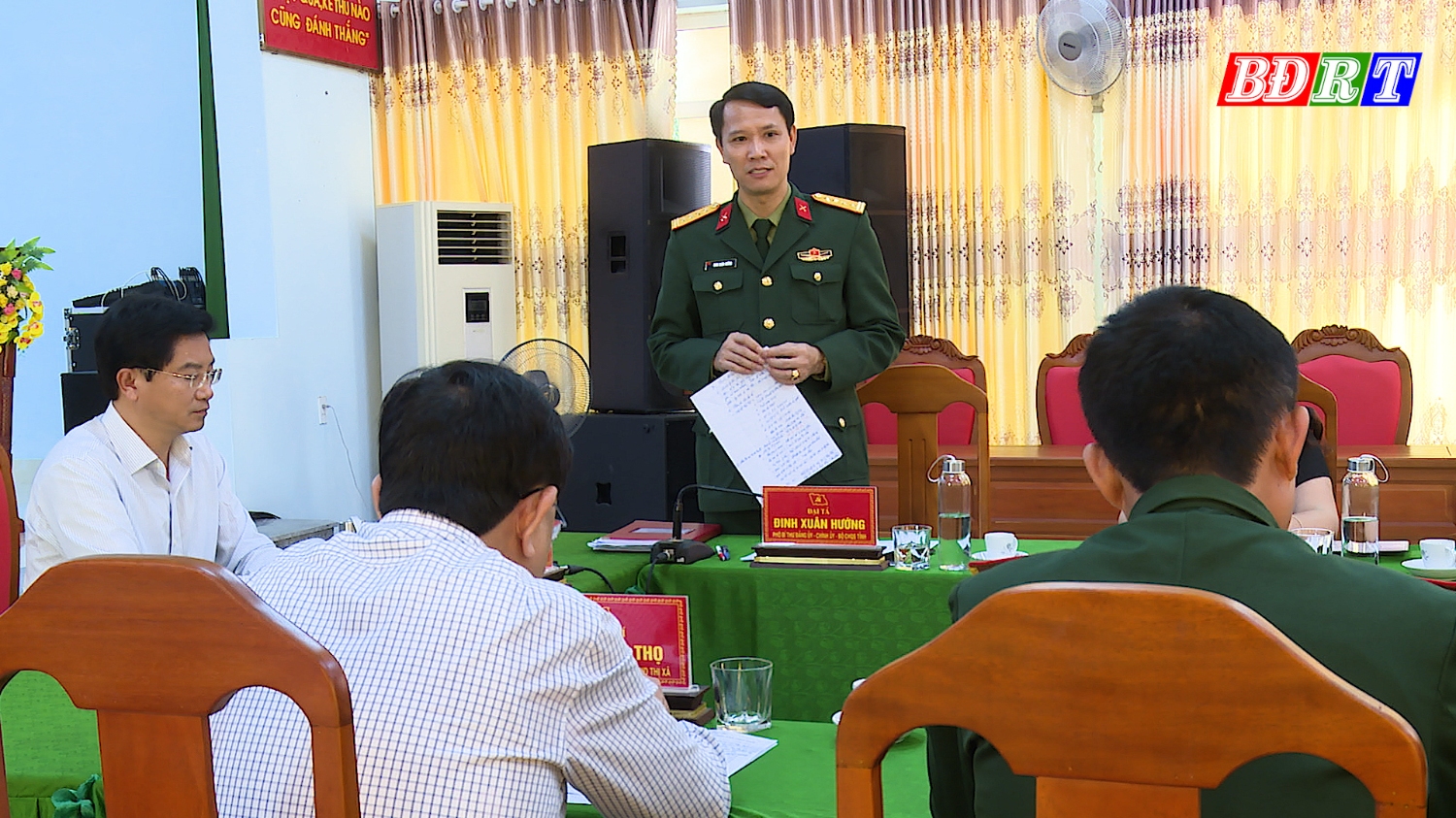 Đại tá Đinh Xuân Hướng, Phó Bí thư Đảng ủy, Chính ủy Bộ CHQS tỉnh phát biểu tại hội nghị