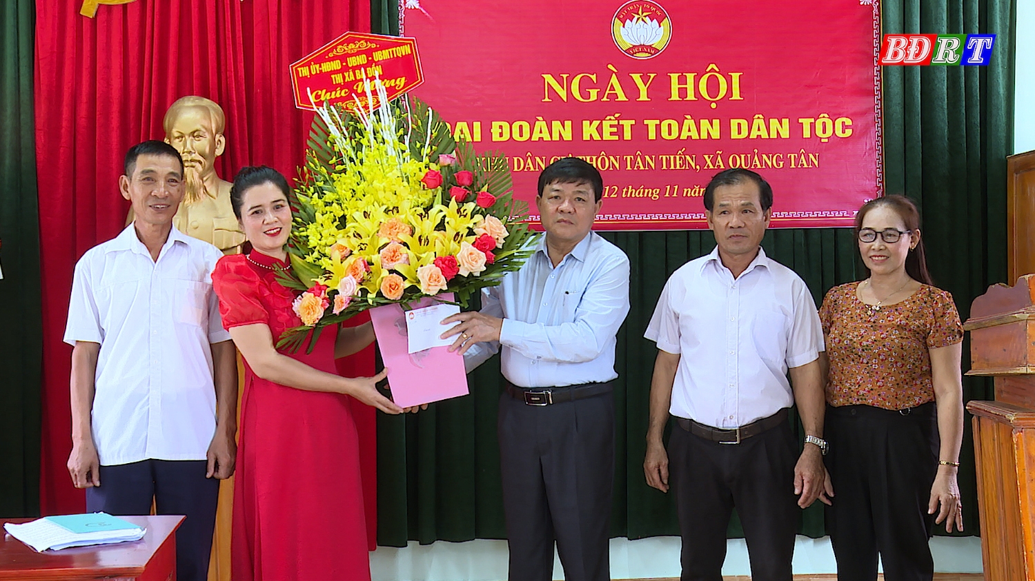 Đồng chí Chủ tịch UBND thị xã tặng hoa chúc mừng khu dân cư Tân Tiến