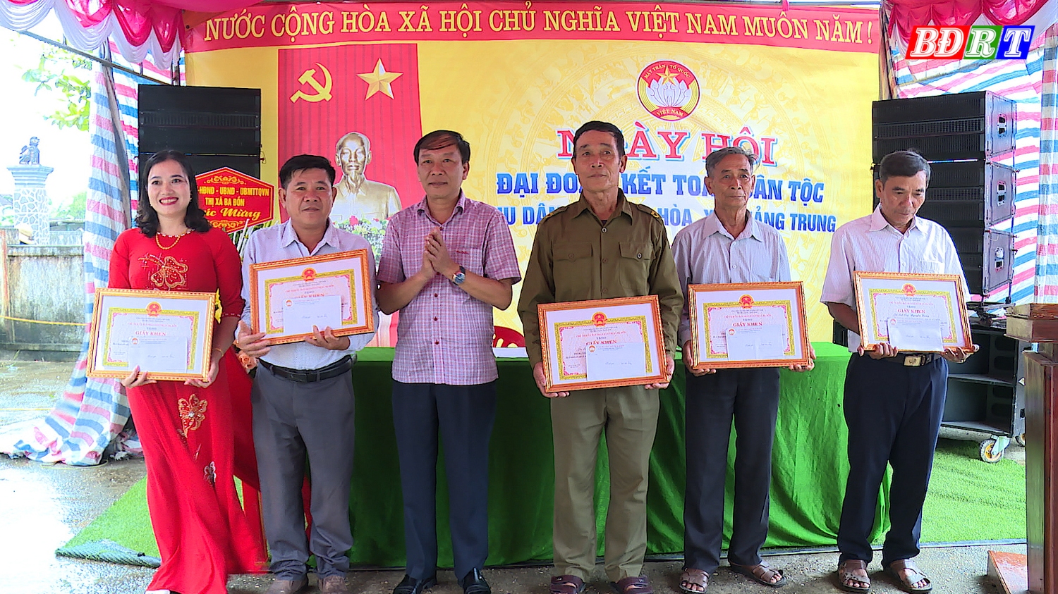 Đồng chí Nguyễn An Bình UVTV Chủ tịch UBMTTQVN thị xã tặng giấy khen cho 5 hộ gia đình tiêu biểu đã có nhiều đóng góp xuất sắc trong việc thực hiện các phong trào thi đua yêu nước năm 2023