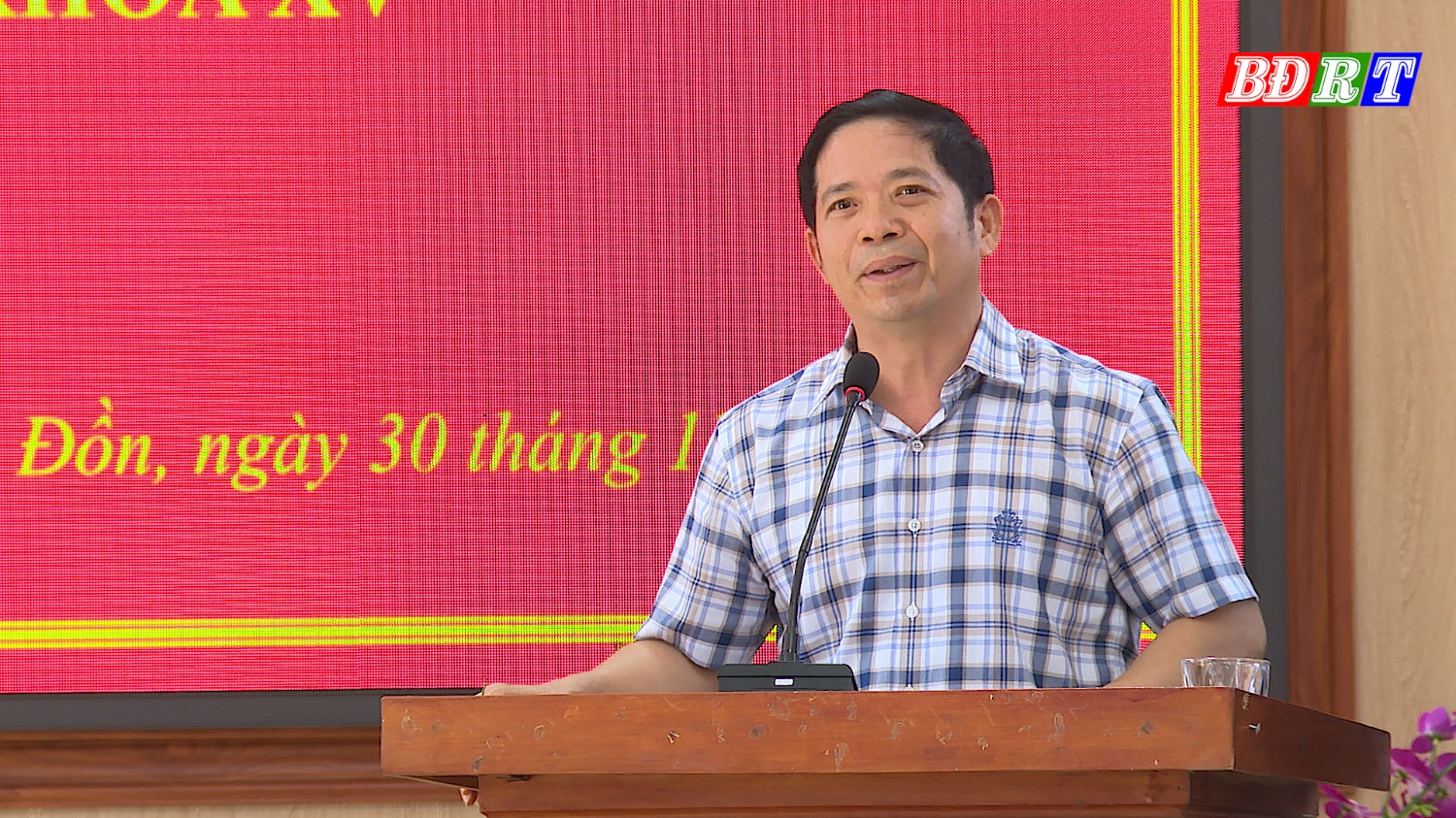 Đồng chí Nguyễn Văn Ninh ThUV Phó Chủ tịch UBND thị xã giải đáp các vấn đề thuộc thẩm quyền