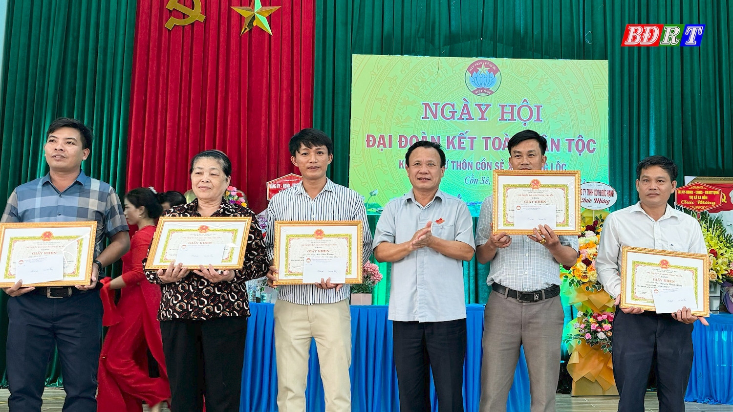 Đồng chí Phạm Duy Quang cũng đã trao giấy khen biểu dương 05 hộ gia đình văn hóa tiêu biểu thôn Cồn Sẻ