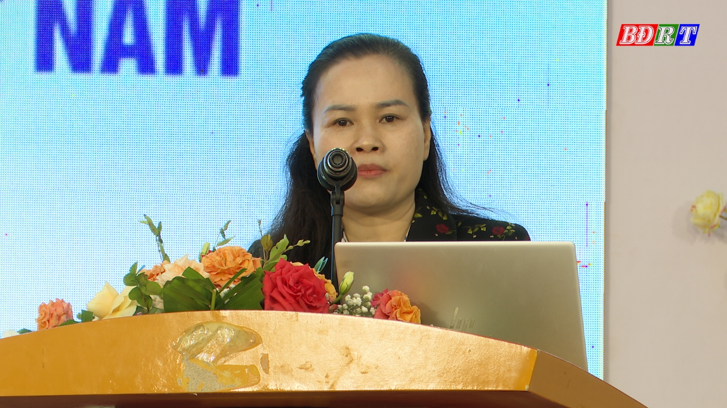 Đồng chí Phí Thị Lệ Dung, UVBCH, Phó Ban GĐ, XH Trung ương Hội LHPN Việt Nam giới thiệu các nội dung của hội nghị