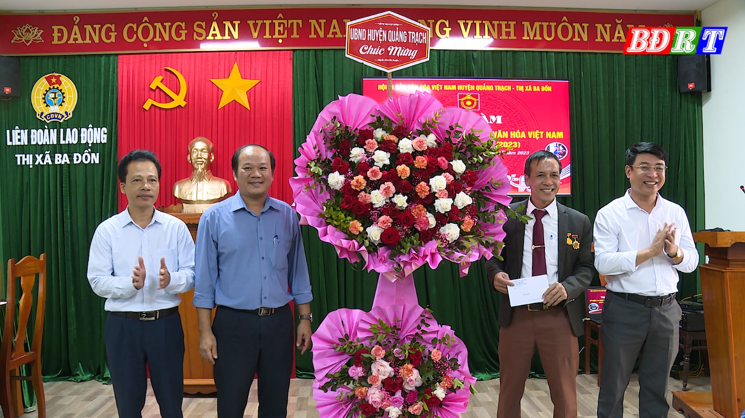 Lãnh đạo huyện Quảng Trạch tặng hoa chúc mừng Hội Di sản Văn hóa Việt Nam huyện Quảng Trạch và thị xã Ba Đồn