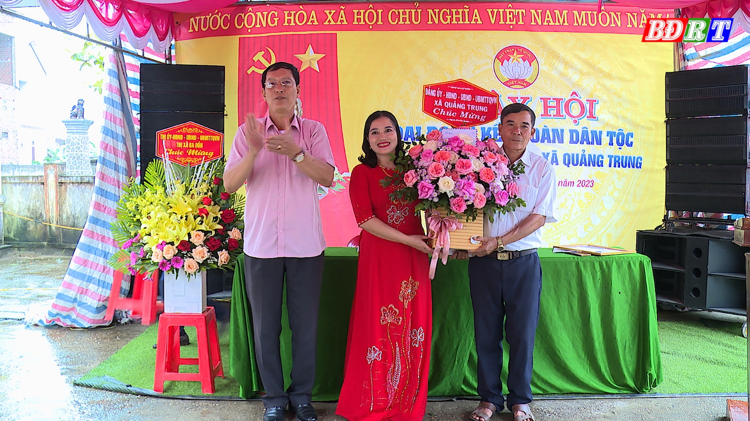 Lãnh đạo xã Quảng Trung tặng hoa chúc mừng ngày hội