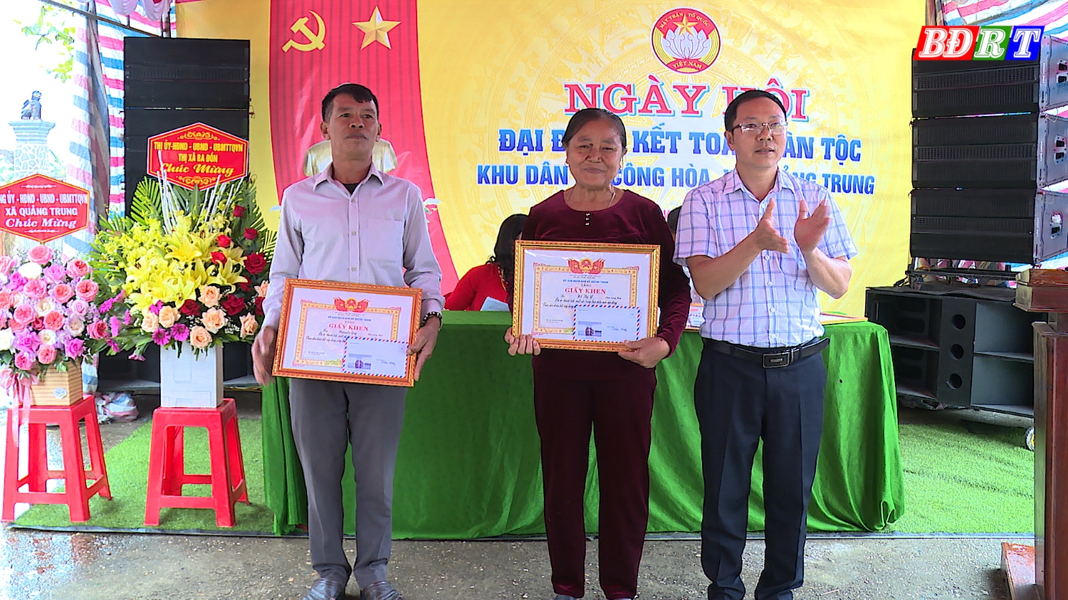 Lãnh đạo xã Quảng Trung trao tặng Giấy khen cho 03 hộ gia đình tiêu biểu của thôn
