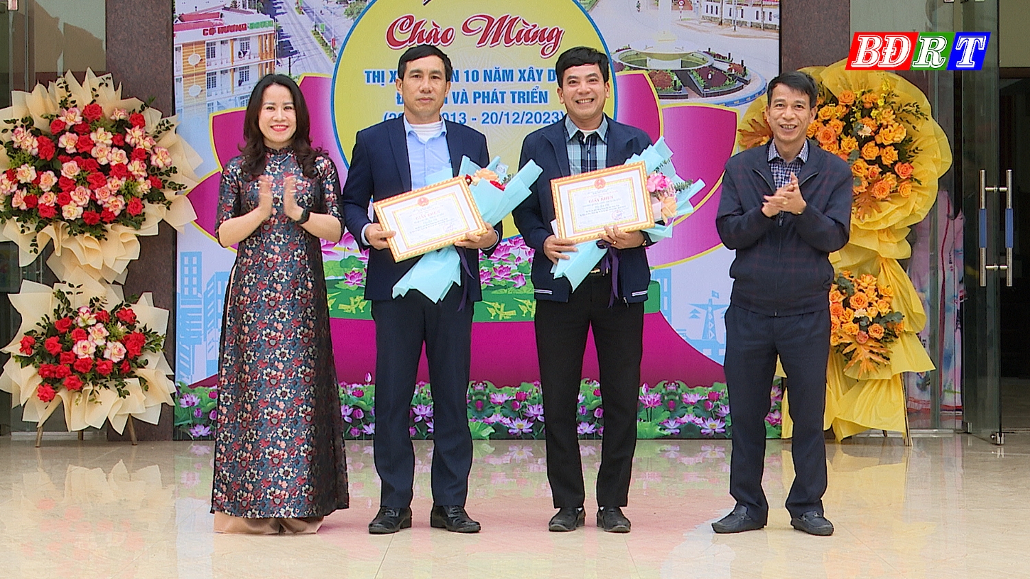 BTC trao giải Nhì 2 gian hàng của xã Quảng Lộc và phường Quảng Long