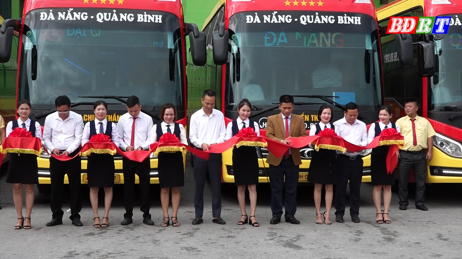 Các đại biểu tham dự đã cùng nhau cắt băng khánh thành chúc mừng tuyến xe khách chất lượng cao 2 chiều Đà Nẵng Quảng Bình đi vào hoạt động