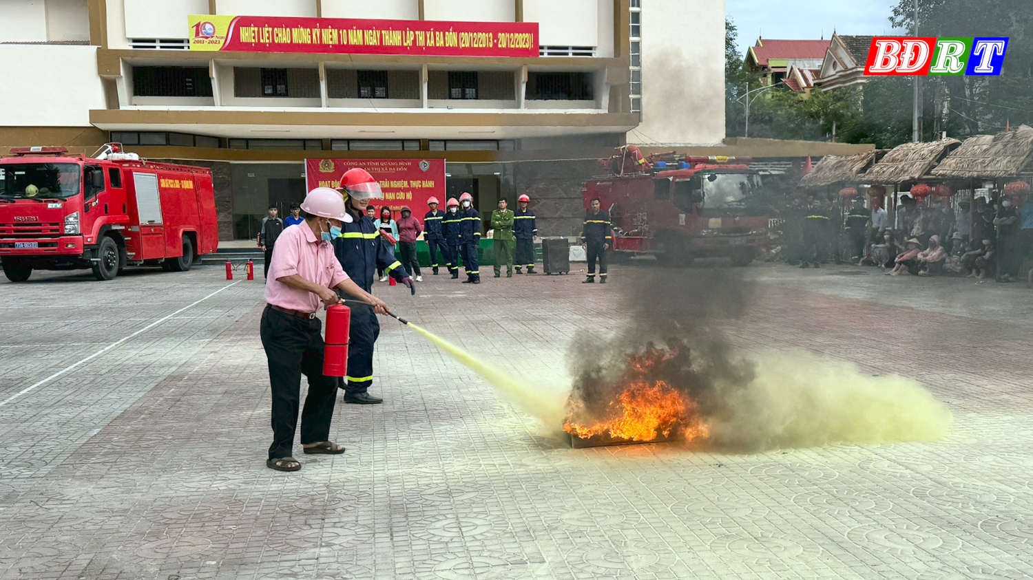 Công an thị xã Ba Đồn hướng dẫn người dân sử dụng bình chữa cháy